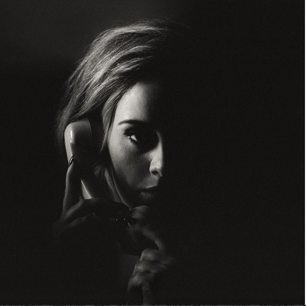 Occhi sottolineati dall'eye liner, rossetto nude e pelle flawless: la nuova Adele è più sofisticata che mai