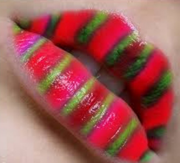 Le Striped Lips putnano tutto su un'alternanza grafica di diverse nuance di rossetto