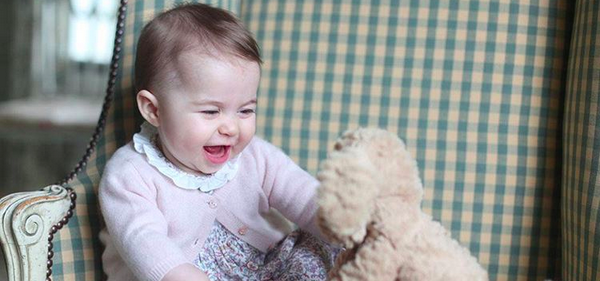 La principessa Charlotte nelle foto ufficiali scattate da mamma Kate e condivise su Instagram